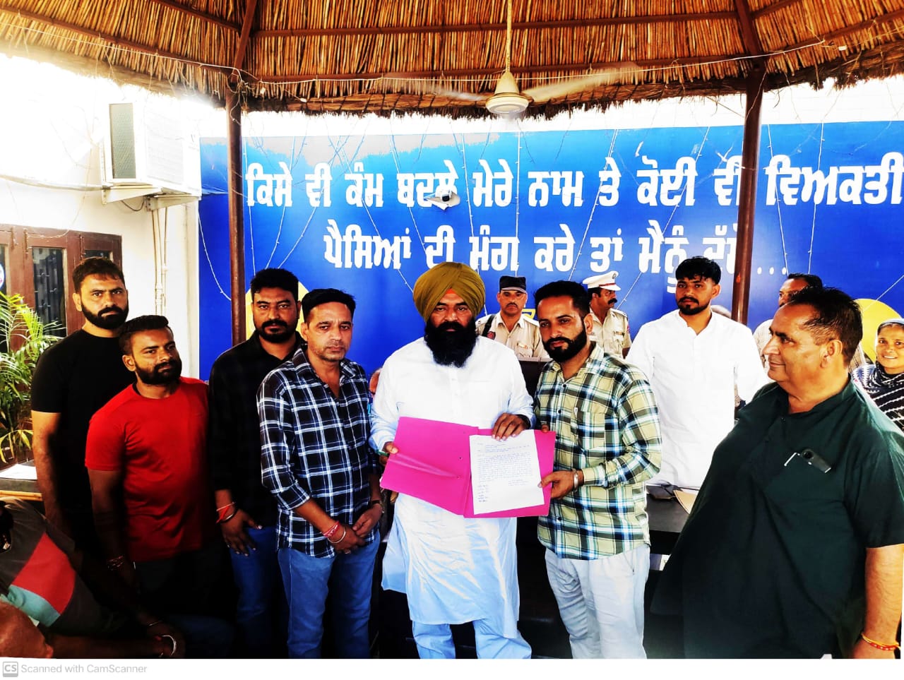 ਆਊਟ ਸੋਰਸ ਮੁਲਾਜ਼ਮਾਂ ਨੂੰ ਪੱਕੇ ਕਰਨ ਸਬੰਧੀ ਦਿੱਤਾ ਮੰਗ ਪੱਤਰ